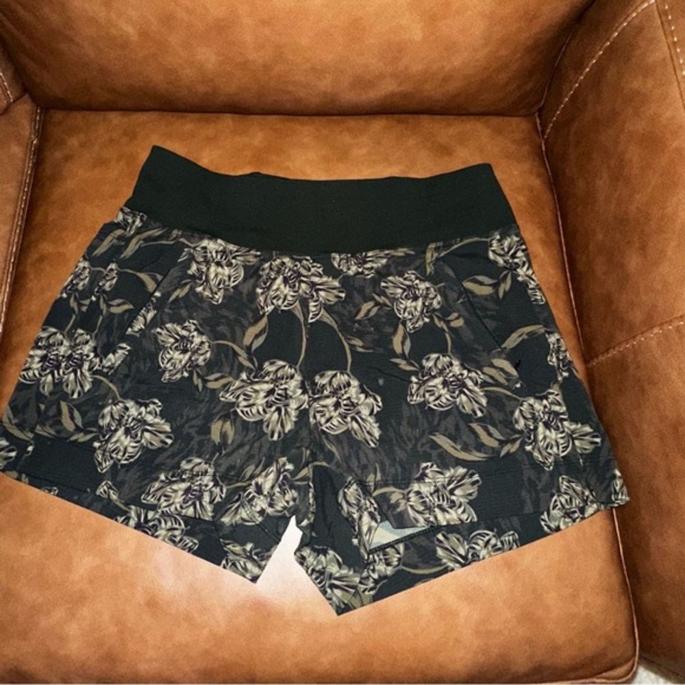 UEC Athleta Women's Trekkie North Printed Shorts Sz 6